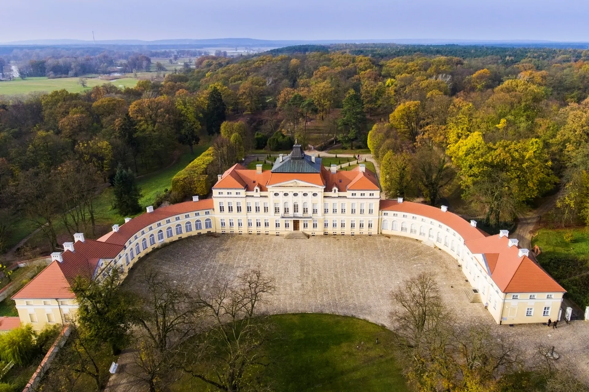 The photo shows Pałac Raczyńskich w Rogalinie