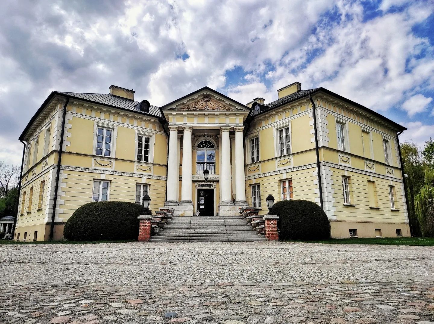 The photo shows Pałac w Dobrzycy - Muzeum Ziemiaństwa