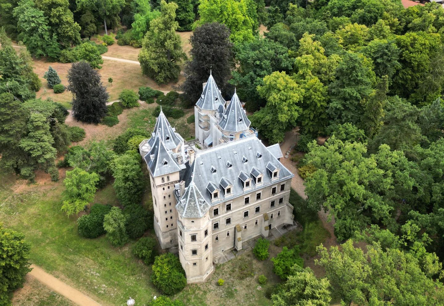 The photo shows Zamek i Park w Gołuchowie