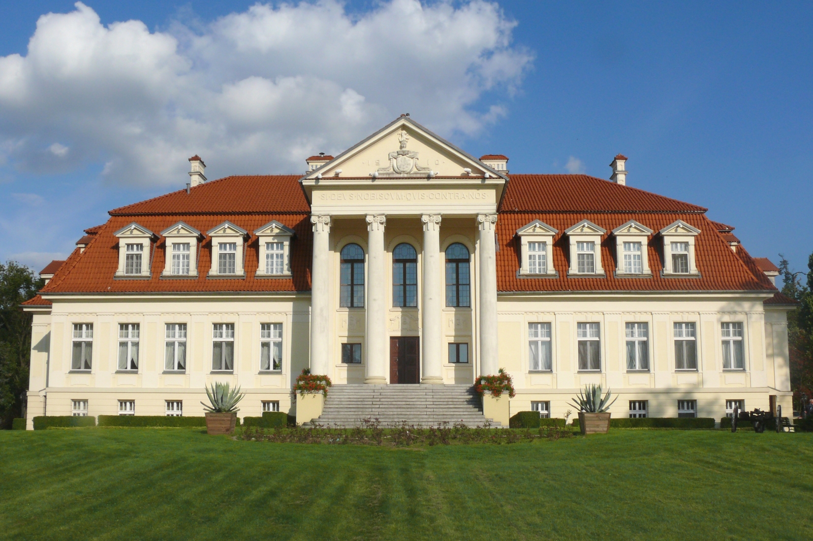 The photo shows Pałac w Dobrzycy - Muzeum Ziemiaństwa